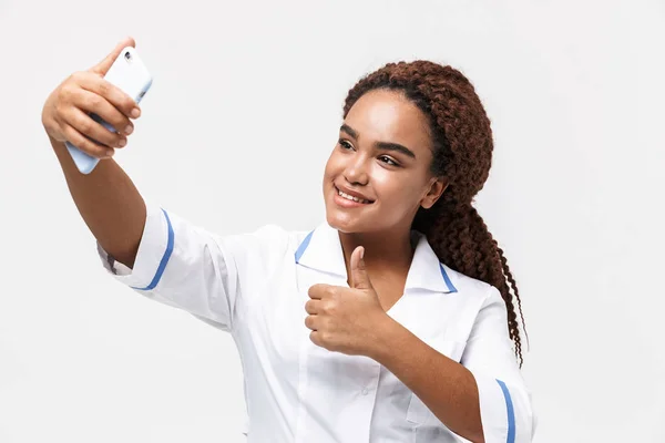 Wizerunek Brunetki African American pielęgniarka lub lekarz kobieta noszenia — Zdjęcie stockowe