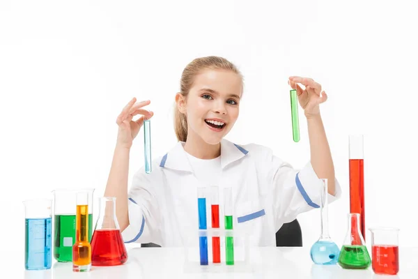 Ritratto di bambina sorridente in camice bianco da laboratorio — Foto Stock