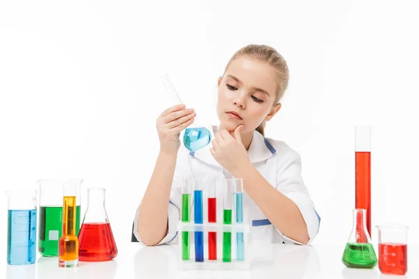 Retrato de niña de la escuela en blanco bata de laboratorio haciendo c —  Fotos de Stock