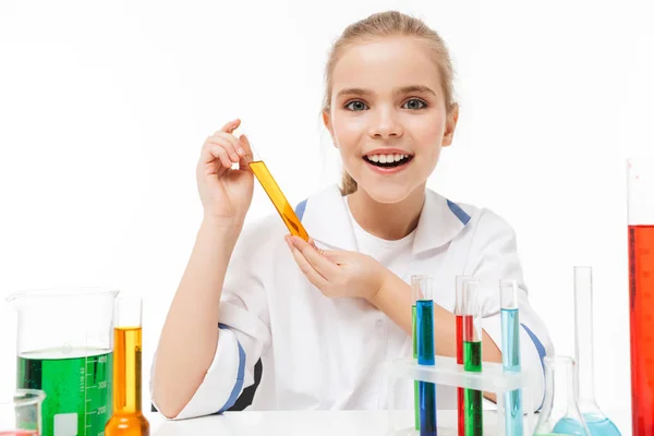 Portret van mooi klein meisje in wit laboratorium jas maken c — Stockfoto