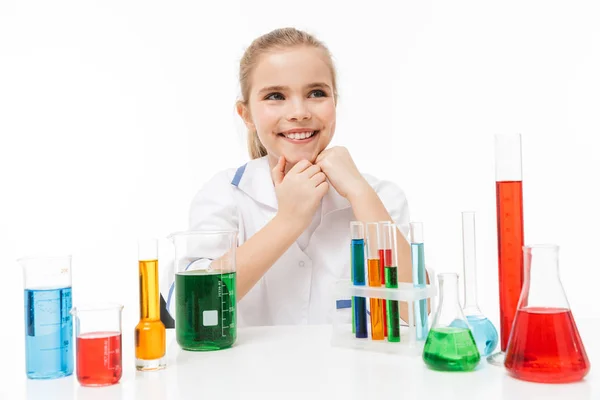 Retrato de menina alegre em casaco de laboratório branco fazendo c — Fotografia de Stock