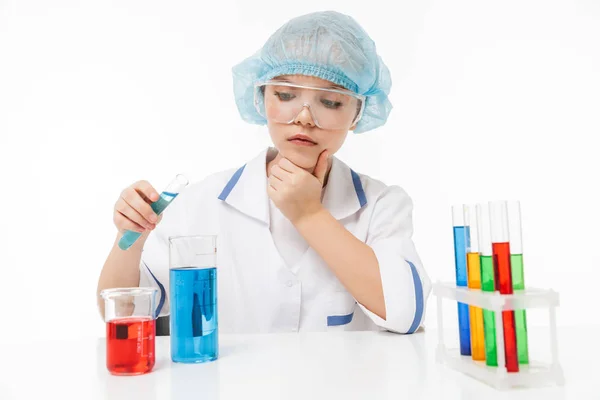 Porträtt av koncentrerad liten flicka i vitt laboratorie Rock ma — Stockfoto
