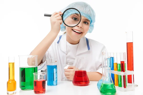 Portret van microbioloog klein meisje in wit laboratorium jas — Stockfoto