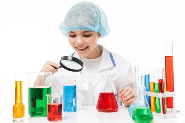 Retrato de menina alegre em branco casaco de laboratório holdin — Fotografia de Stock