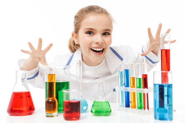 Imagen de la niña de la escuela feliz en blanco bata de laboratorio haciendo chemi — Foto de Stock