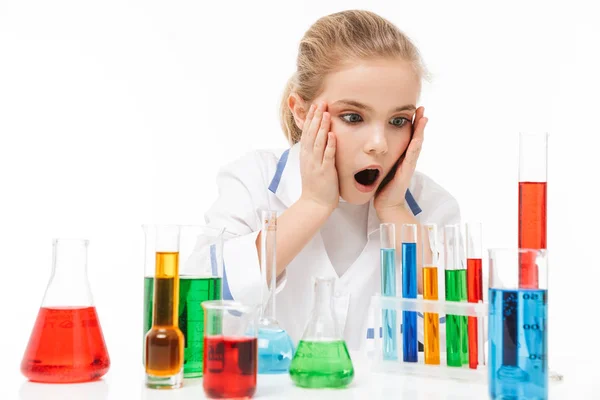 Afbeelding van opgewonden school meisje in wit laboratorium jas maken che — Stockfoto