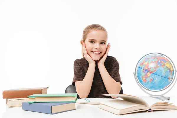 Retrato de bela menina da escola lendo livros de estudo e doi — Fotografia de Stock