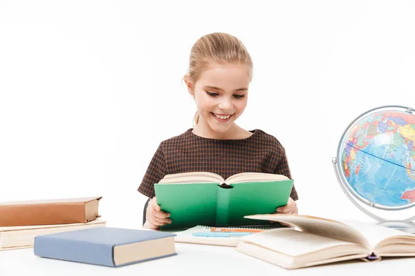 Porträt eines europäischen Schulmädchens beim Lesen von Büchern und Doin — Stockfoto