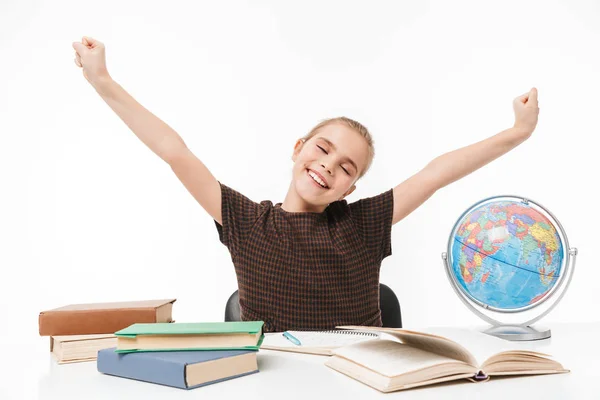 Portrait eines glücklichen Schulmädchens, das Bücher liest und — Stockfoto