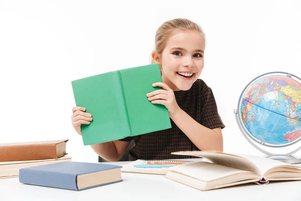 Portrait eines jungen Schulmädchens, das Bücher liest und — Stockfoto