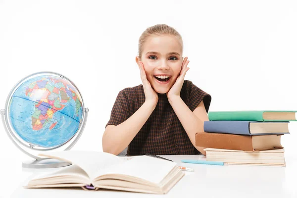 Portrait de jolie écolière lisant des livres et faisant — Photo