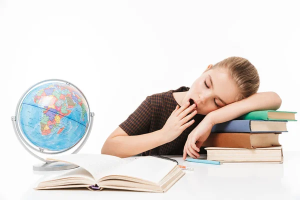 Retrato de la niña de la escuela soñolienta leyendo libros y haciendo —  Fotos de Stock