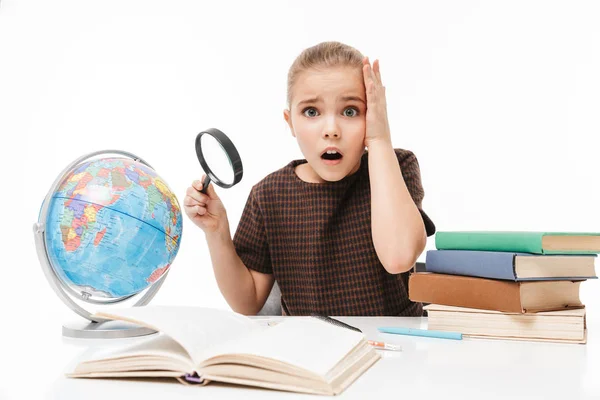 Portret van opgewonden school meisje lezen studeren boeken en doen — Stockfoto