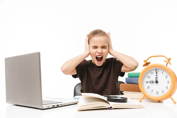 Retrato Una Niña Infeliz Usando Portátil Plata Mientras Estudia Lee —  Fotos de Stock