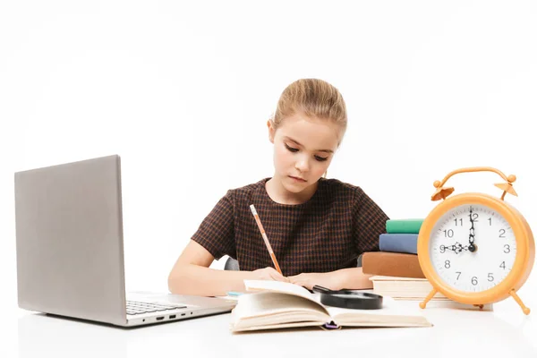 快乐学校女孩使用银色笔记本电脑,而学习的肖像 — 图库照片