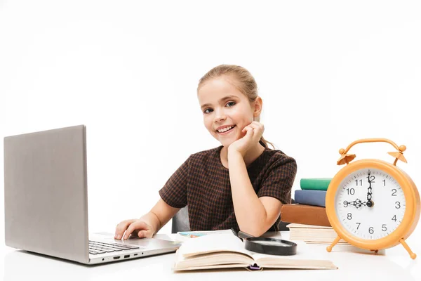 Portret van adorable school meisje met behulp van zilveren laptop, terwijl studie — Stockfoto