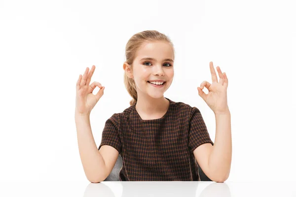 Beyaz okul kız portre gülümseyen ve ok işareti WH gösteren — Stok fotoğraf