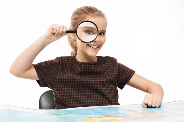 Retrato de menina da escola europeia olhando para o mapa do mundo através de ma — Fotografia de Stock