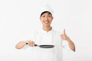 Heyecanlı Asya Şef giyen üniforma ayakta