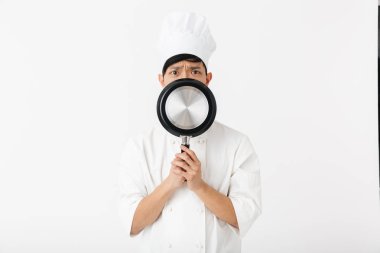 Heyecanlı Asya Şef giyen üniforma ayakta