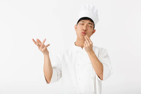 Возбужденный азиатский шеф-повар в форме стоя — стоковое фото