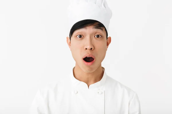 Excitado asiático chef vestindo uniforme de pé — Fotografia de Stock