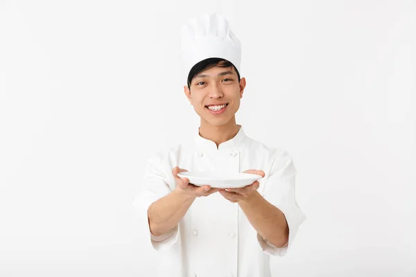 Imagem de asiático positivo chefe homem em branco cozinheiro uniforme sorrindo — Fotografia de Stock