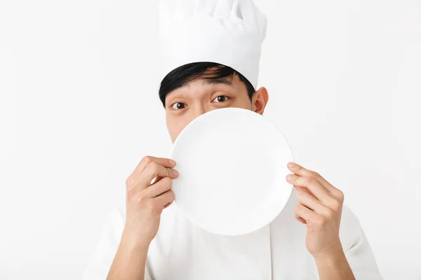 Afbeelding van de Aziatische grappige Chief man in White Cook uniform glimlachen op — Stockfoto