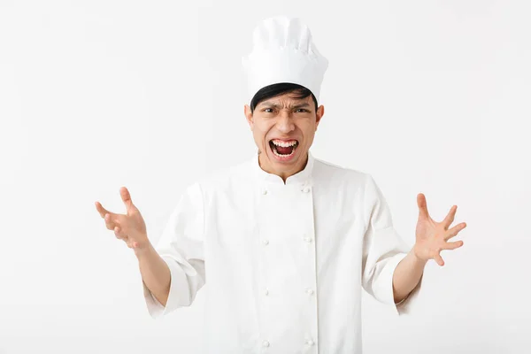 Imaginea unui bărbat furios asiatic în uniformă de bucătar alb și pălăria bucătarului sc — Fotografie, imagine de stoc