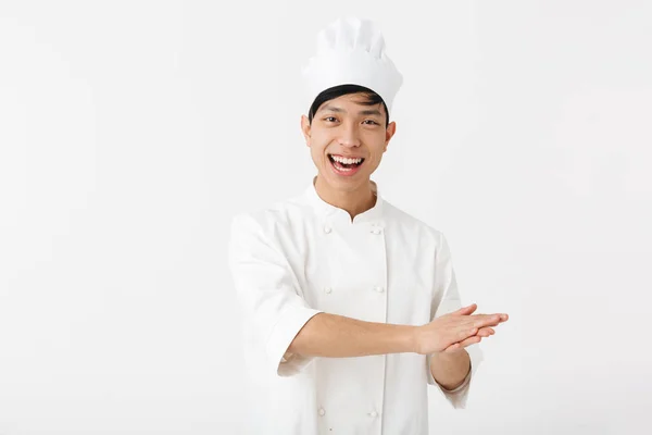 Portrait de l'homme chinois heureux en uniforme de cuisinier blanc et h du chef — Photo