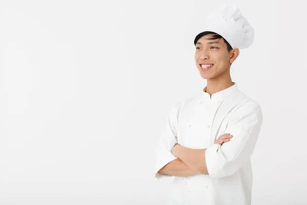 Portrait de jeune homme chinois en uniforme de cuisinier blanc et h du chef — Photo