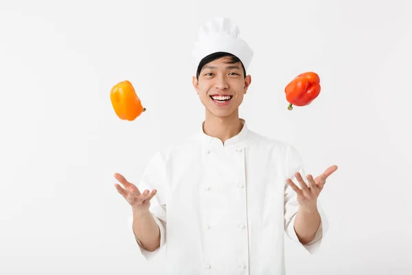 Imagem do chefe chinês profissional homem em branco cozinheiro uniforme sm — Fotografia de Stock