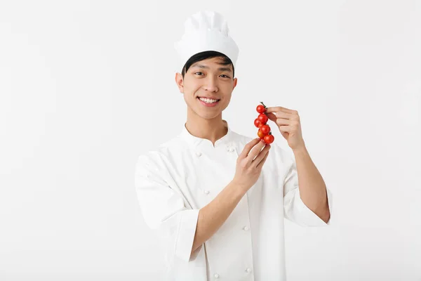Imagem de homem chefe chinês positivo em branco cozinheiro uniforme sorriso — Fotografia de Stock