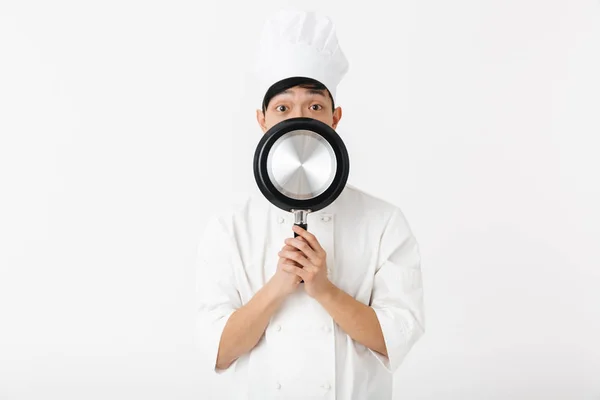 Excité asiatique chef portant uniforme debout — Photo