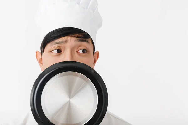 Opgewekte Aziatische chef die eenvormige status draagt — Stockfoto