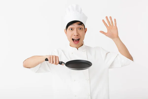 Opgewekte Aziatische chef die eenvormige status draagt — Stockfoto