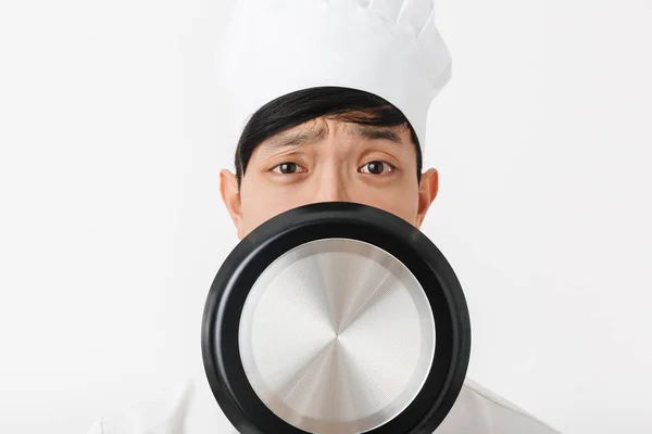 兴奋的亚洲厨师穿着制服站立 — 图库照片