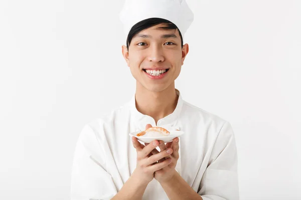 Imagem de homem chefe chinês satisfeito no uniforme cozinheiro branco sorrindo — Fotografia de Stock