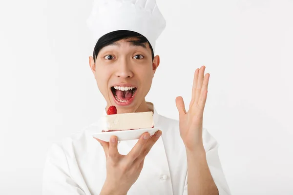 Imagem de cheery chinês chefe homem em branco cozinheiro uniforme sorrindo — Fotografia de Stock