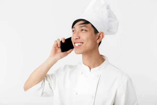 Возбужденный азиатский шеф-повар в форме стоя — стоковое фото