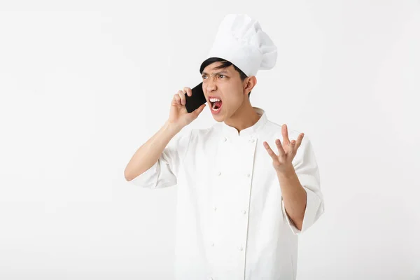 Afbeelding van geïrriteerde Chinese Chief man in White Cook uniform en c — Stockfoto