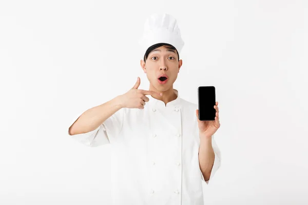 Imagen del jefe chino excitado en uniforme de cocinero blanco y che —  Fotos de Stock