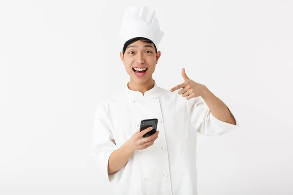 Imagem de jovem chinês chefe homem em branco cozinhar uniforme e chef' — Fotografia de Stock