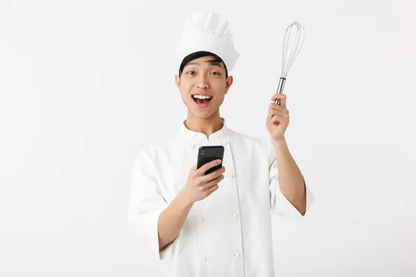 Podekscytowany Asian szef kuchni nosi jednolity stojący — Zdjęcie stockowe