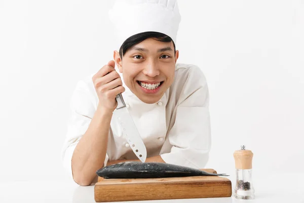Imagem de excitado japonês chefe homem no cozinheiro branco uniforme cookin — Fotografia de Stock