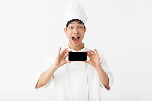 Εικόνα του χαρούμενο κινέζικο επικεφαλής άνθρωπος με λευκό μαγείρεμα στολή και σεφ — Φωτογραφία Αρχείου