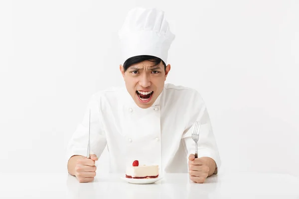 Imagem de nervoso asiático chefe homem em branco cozinheiro uniforme gritando — Fotografia de Stock