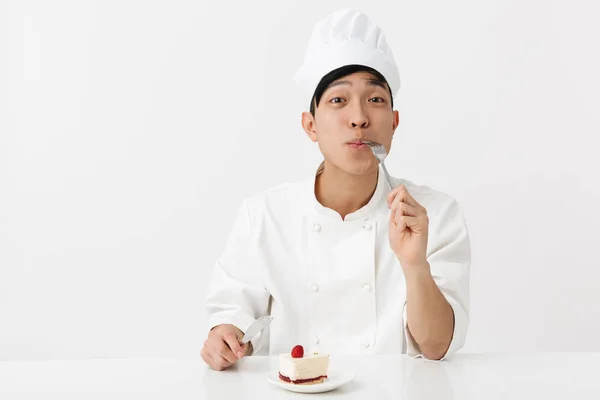 Imagem de alegre asiático chefe homem em branco cozinheiro uniforme sorrindo em — Fotografia de Stock