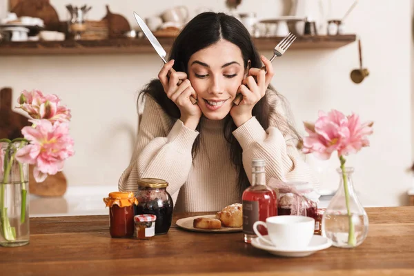 Sonriente chica joven teniendo sabroso desayuno —  Fotos de Stock