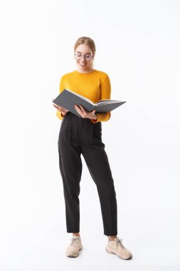 Bir gülümseyen çekici genç sarışın kadın tam uzunluğu